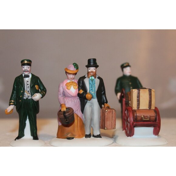 Dept 56 Heritage Village - Holiday Travelers - Picture 4 of 7